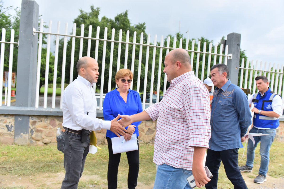 omar_comunica's tweet photo. Se nos viene otro video de la gira Obras son amores. Hoy el gobernador @EnriqueAlfaroR acudió al Cuvalles para seguir con su campaña pero fue increpado por las autoridades del centro. Las obras que anunciaba, tienen retrasos y hay otras obras prioritarias, dicen los académicos. https://t.co/FkhgK1El4x