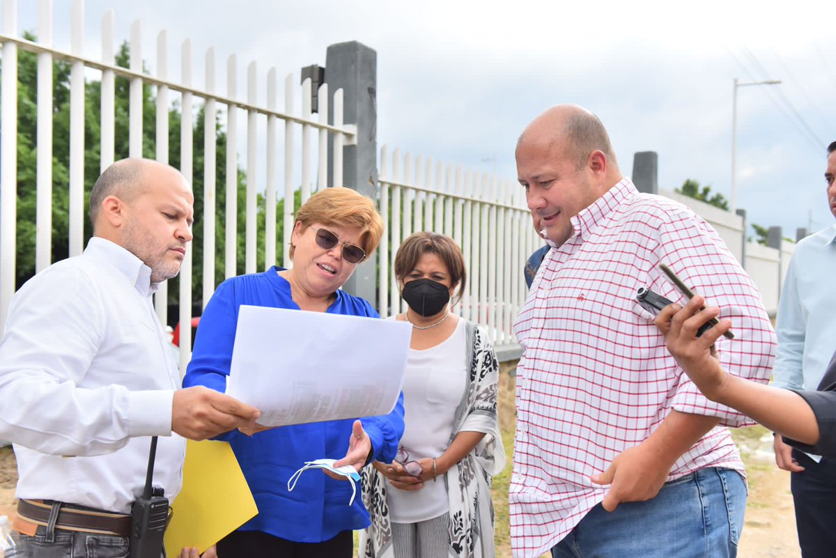 omar_comunica's tweet photo. Se nos viene otro video de la gira Obras son amores. Hoy el gobernador @EnriqueAlfaroR acudió al Cuvalles para seguir con su campaña pero fue increpado por las autoridades del centro. Las obras que anunciaba, tienen retrasos y hay otras obras prioritarias, dicen los académicos. https://t.co/FkhgK1El4x
