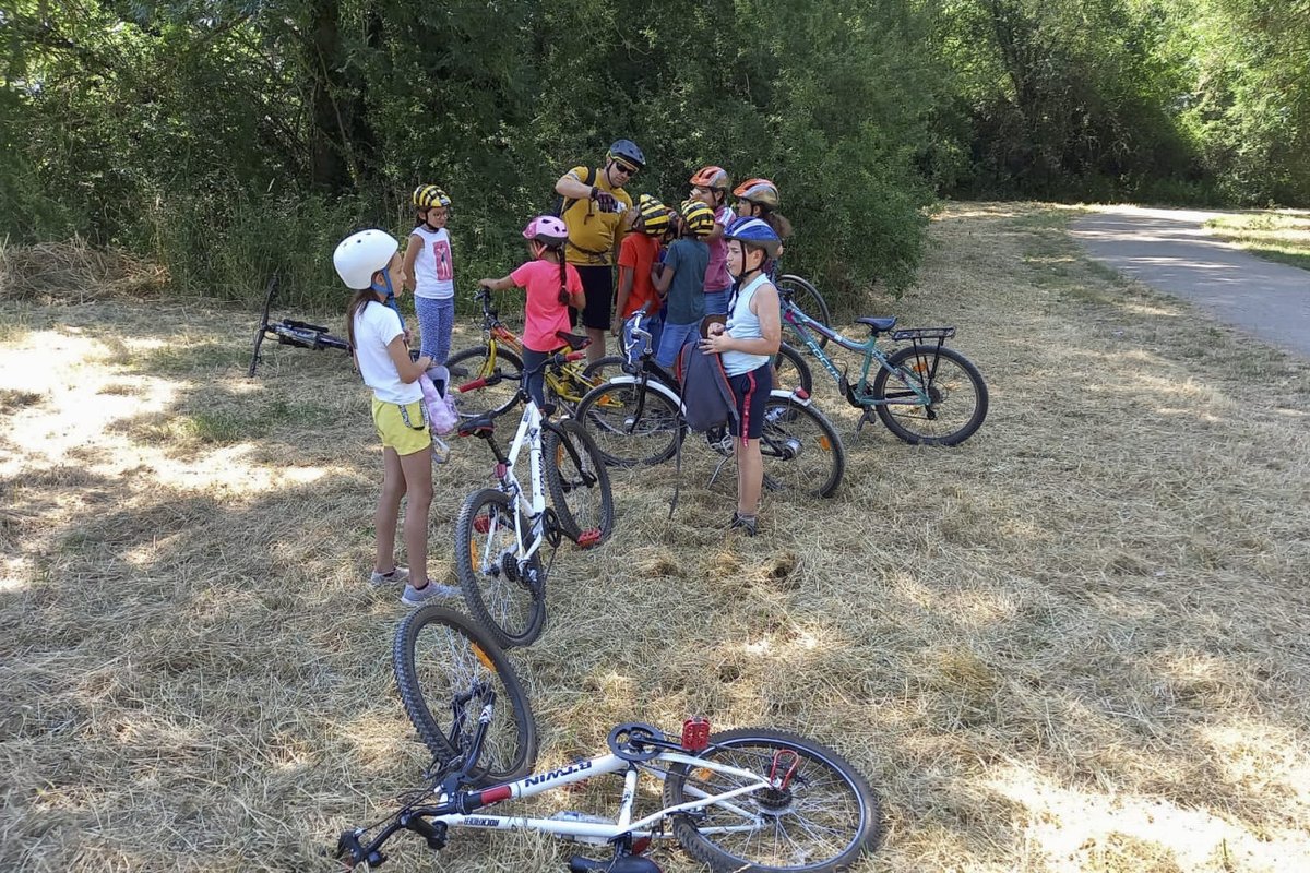 acnancymetz's tweet photo. #VacancesApprenantes pour 49 élèves de l'école Auguste Prost à Metz. Pendant une semaine, c'est l'occasion de se remettre à niveau en français 📚 et en maths 📐 mais aussi de faire des activités ludiques, culturelles et sportives près de chez soi. @Dsden57 https://t.co/uRIvYVeyN2