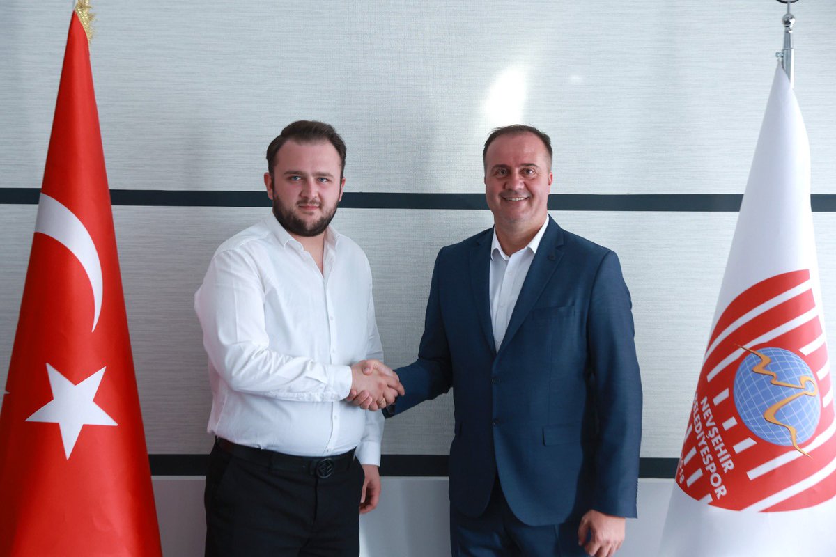 Takımımız Selahaddin DİNCEL Hocamıza emanet.Yeni görevinde başarılar dileriz.♥️🤍