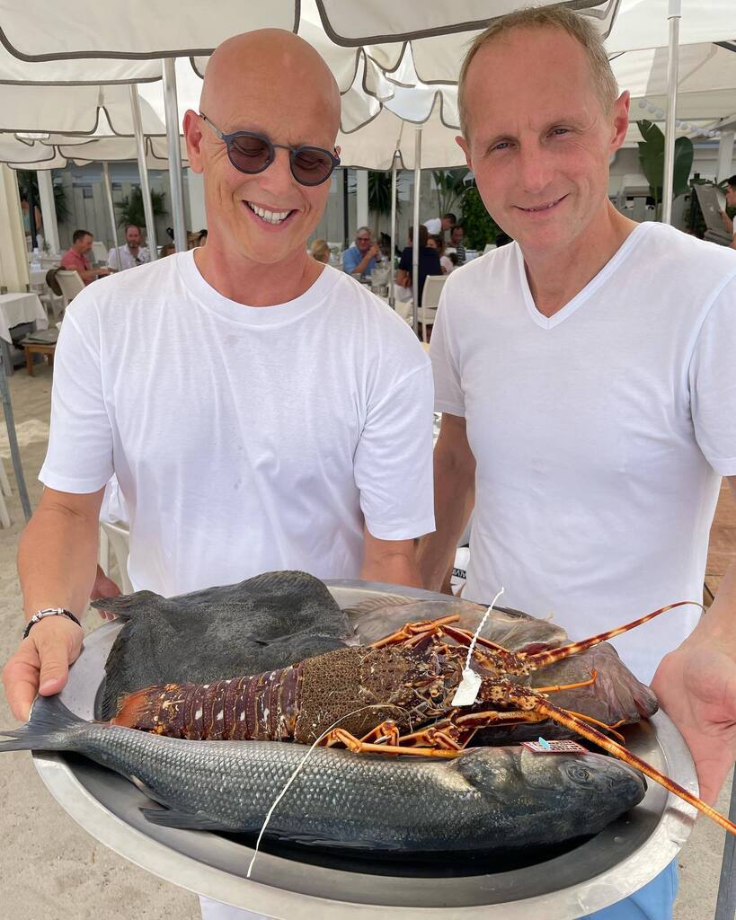 gillespudlowski's tweet photo. Un déjeuner de soleil à #laplagekeller #antibes #capdantibes #philippebensimon #plagekeller @plage.keller
Au menu
. Crostini à la tomate
. Pissaladière
. Jambon pata negra
. Artichaut poivrade cru émincé
. Poivrons marinés à l’huile d’olive et ancho… https://t.co/T6b0onHJXH https://t.co/Y8wlXGK8OO