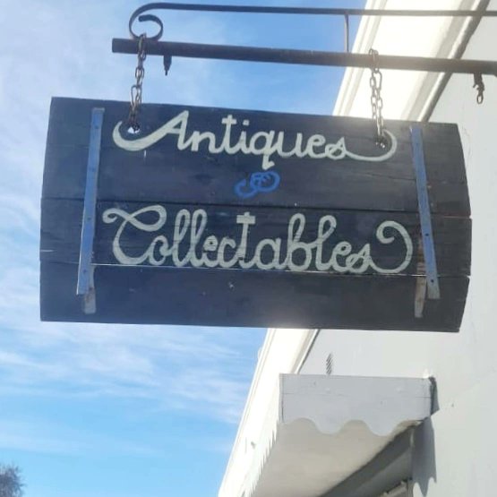 #DiscoverDarling  🤩

With just a drive or a stroll down the main road, you can experience our uniquely Darling slow-paced lifestyle. Take a left or right to small-town shops – you might just overhear some talks about events by Darling’s most popular brands 😉
#HelloDarlingZA