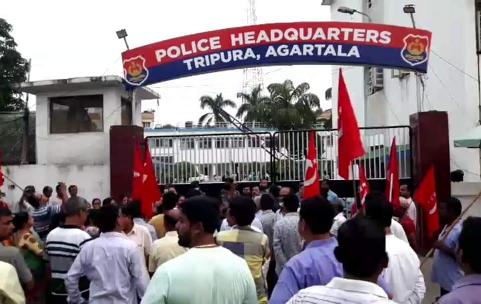 CpimSub's tweet photo. #Tripura_Police_HQ
পুলিশ সদর দপ্তর ঘেরাও করে CPIM'র বিক্ষোভ।আমতলী থানার সামনে CPIM নেতা #বিপদ_বন্ধু_ঋষিদাসের উপর বিজেপি সন্ত্রাসীদের আক্রমণের প্রতিবাদে এবং দুর্বৃত্তদের গ্রপ্তারের দাবিতে বিক্ষোভ
#Tripura_Police #CPIM_Tripura https://t.co/48u4VhKtl0