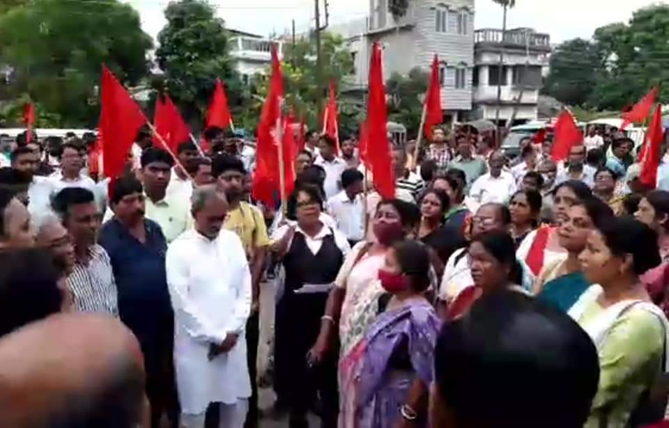 CpimSub's tweet photo. #Tripura_Police_HQ
পুলিশ সদর দপ্তর ঘেরাও করে CPIM'র বিক্ষোভ।আমতলী থানার সামনে CPIM নেতা #বিপদ_বন্ধু_ঋষিদাসের উপর বিজেপি সন্ত্রাসীদের আক্রমণের প্রতিবাদে এবং দুর্বৃত্তদের গ্রপ্তারের দাবিতে বিক্ষোভ
#Tripura_Police #CPIM_Tripura https://t.co/48u4VhKtl0