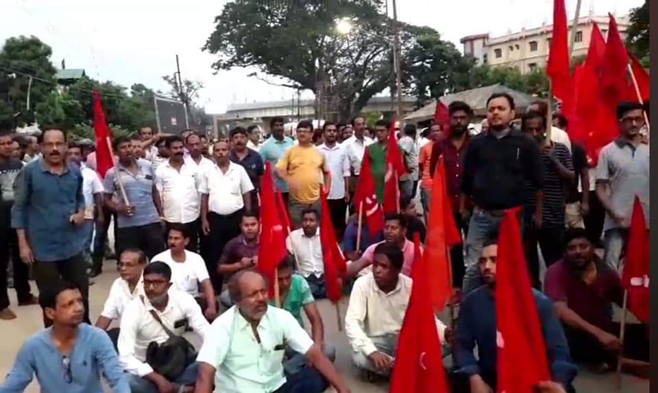 #Tripura_Police_HQ
পুলিশ সদর দপ্তর ঘেরাও করে CPIM'র বিক্ষোভ।আমতলী থানার সামনে CPIM নেতা #বিপদ_বন্ধু_ঋষিদাসের উপর বিজেপি সন্ত্রাসীদের আক্রমণের প্রতিবাদে এবং দুর্বৃত্তদের গ্রপ্তারের দাবিতে বিক্ষোভ
#Tripura_Police #CPIM_Tripura
