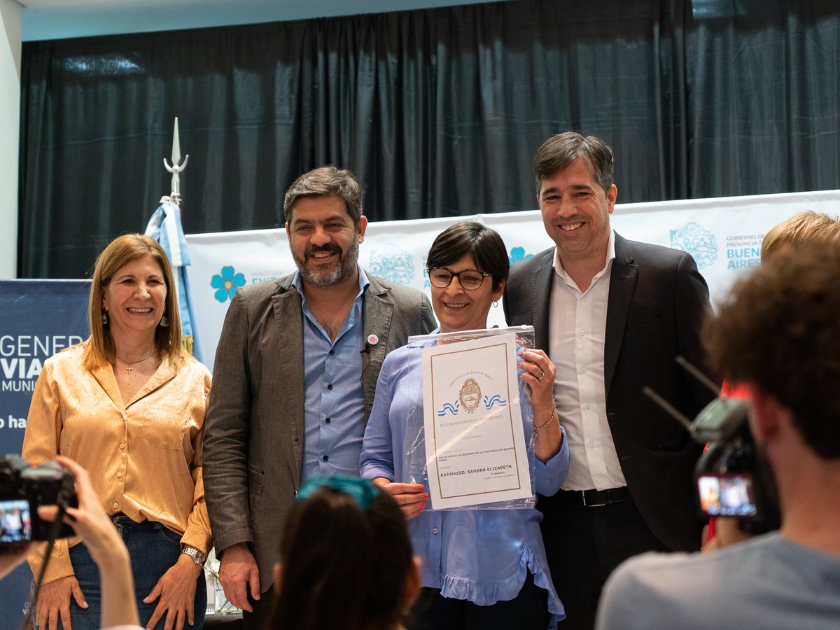 generalviamonte's tweet photo. Junto a @Carli_Bianco entregamos otras 97 escrituras a vecinos de nuestro distrito. 

✅Son familias que ahora tienen su casa propia. 
✅En tan solo 6 años realizamos más de 1000 trámites junto a la Escribanía General de Gobierno de la Provincia de Buenos Aires. https://t.co/7FWCKWe4qi