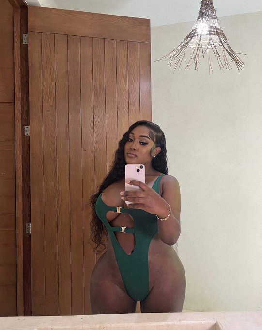 Type Of Chocolate To Melt In Your Mouth 👅 Not In Your Hands 😉🍫✨ https://t.co/UNnpAAQfXu