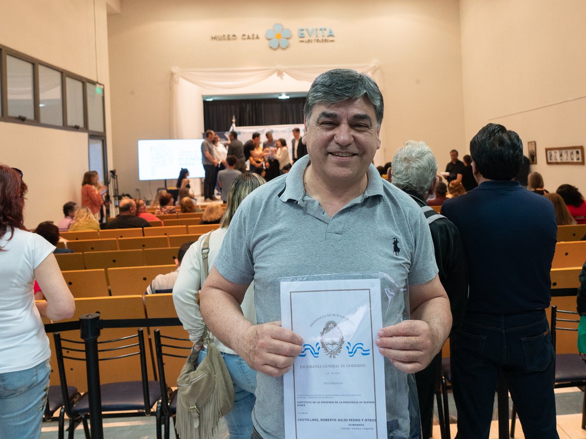 generalviamonte's tweet photo. Junto a @Carli_Bianco entregamos otras 97 escrituras a vecinos de nuestro distrito. 

✅Son familias que ahora tienen su casa propia. 
✅En tan solo 6 años realizamos más de 1000 trámites junto a la Escribanía General de Gobierno de la Provincia de Buenos Aires. https://t.co/7FWCKWe4qi