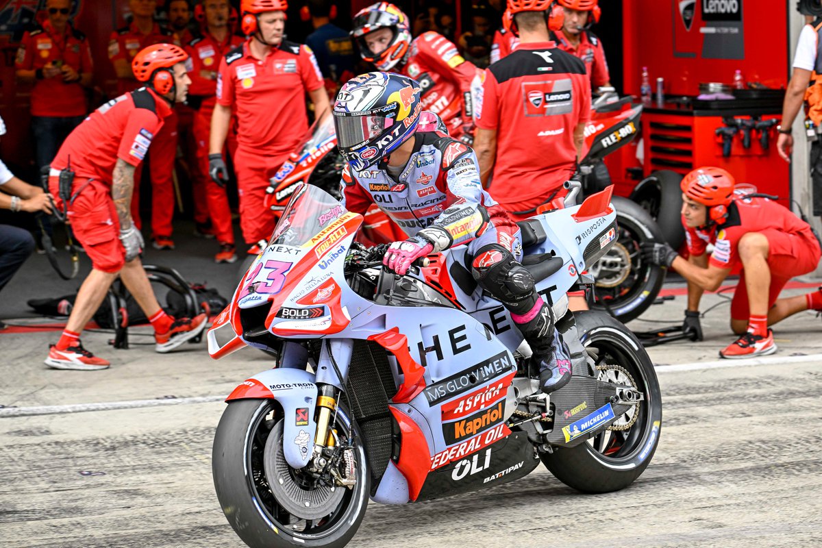 Today and Tomorrow in a single photo! Enea will be red next year and we can’t be happier for you! 

It’s a big achievement also for the Gresini Team. Bravo to everybody!👏

#GresiniRacing #GresiniFamily #CiaoFausto❤️