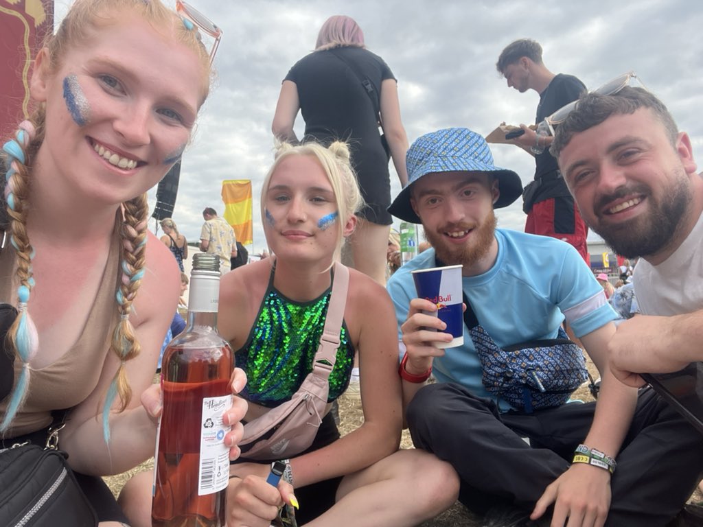 howarth_abigail's tweet photo. Waiting for circa waves #NoMusicOnADeadPlanet 
Little bit sunburnt #ginger https://t.co/3CuONp65CS
