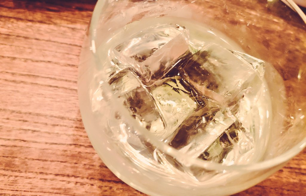 kwmrkyk's tweet photo. 日本酒ライム割。
サムライロックを頂きました🍶
飲みやすくて美味しかったです☺️
#BARmix226 https://t.co/mh3wV5NCUc