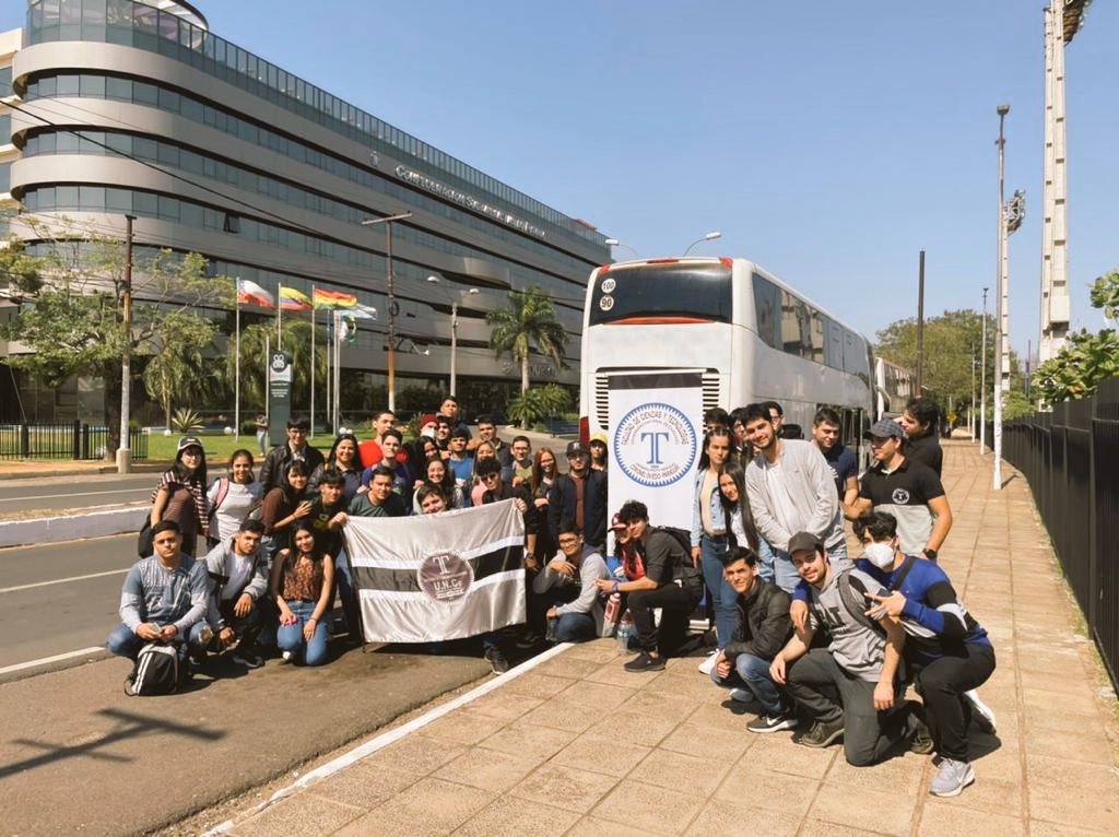 FcytUnca's tweet photo. Alumnos de la FCyT presentes en el @campuspartypy . Gracias a la @SNJPy @EColman11 por el apoyo poniendo a disposición el transporte para el traslado de los mismos. https://t.co/KJjSWUbQaK