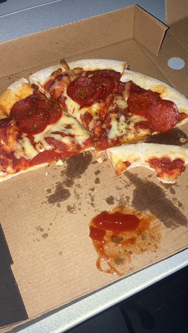 LanScran's tweet photo. Pepperoni Pizza from Qjacker at @IGFestUK. Cheers for eating half of it before submitting @JAUSTERE_.

💷 £9.45 https://t.co/AqMKGNWPjf