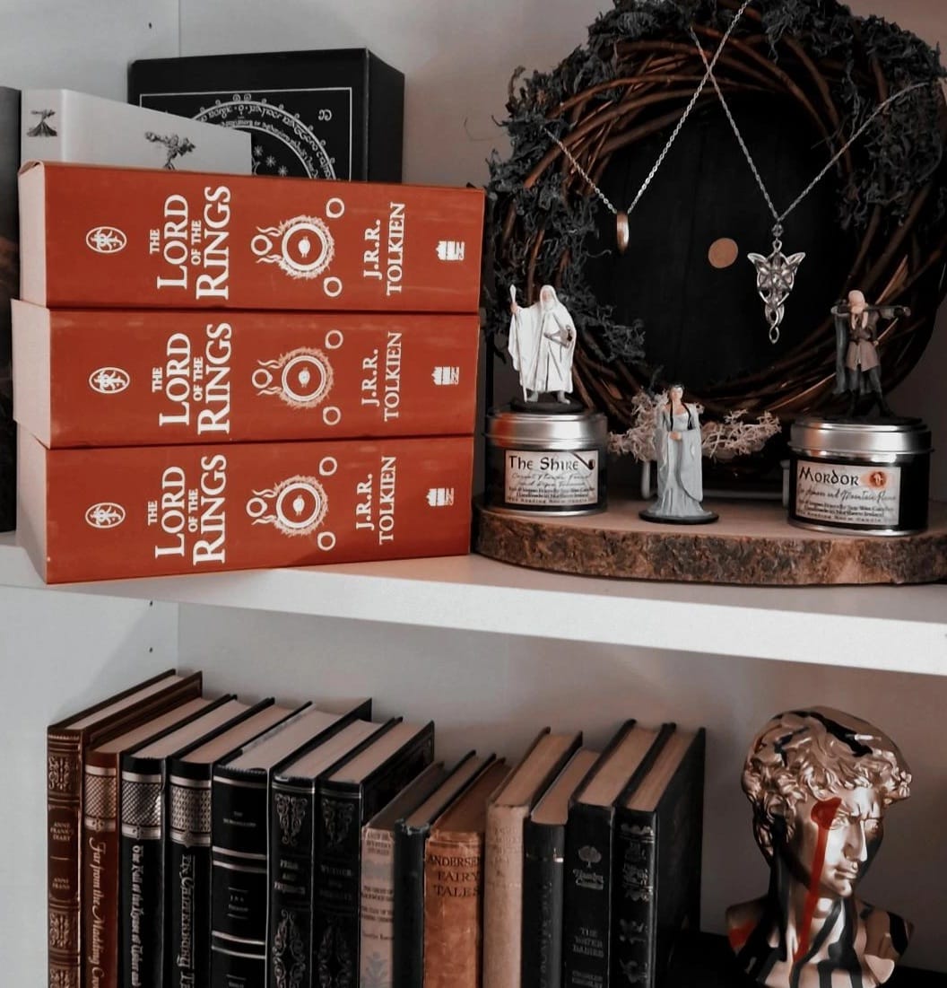 Middle_E_athon's tweet photo. GIVEAWAY TIME! Closes 2nd September 2022 5pm bst. Win 1 of 3 copies of Lord of the Rings! Open Int!

To enter:
Please retwt and follow all the hosts:
@ladette_M 
@BookwormsFeast 
@abiofpellinor 
@imenaginac 
@stuffcelinedoes 
@LizzieIsElf94 

Tell me your fave Tolkien character! https://t.co/fADotYPeMo