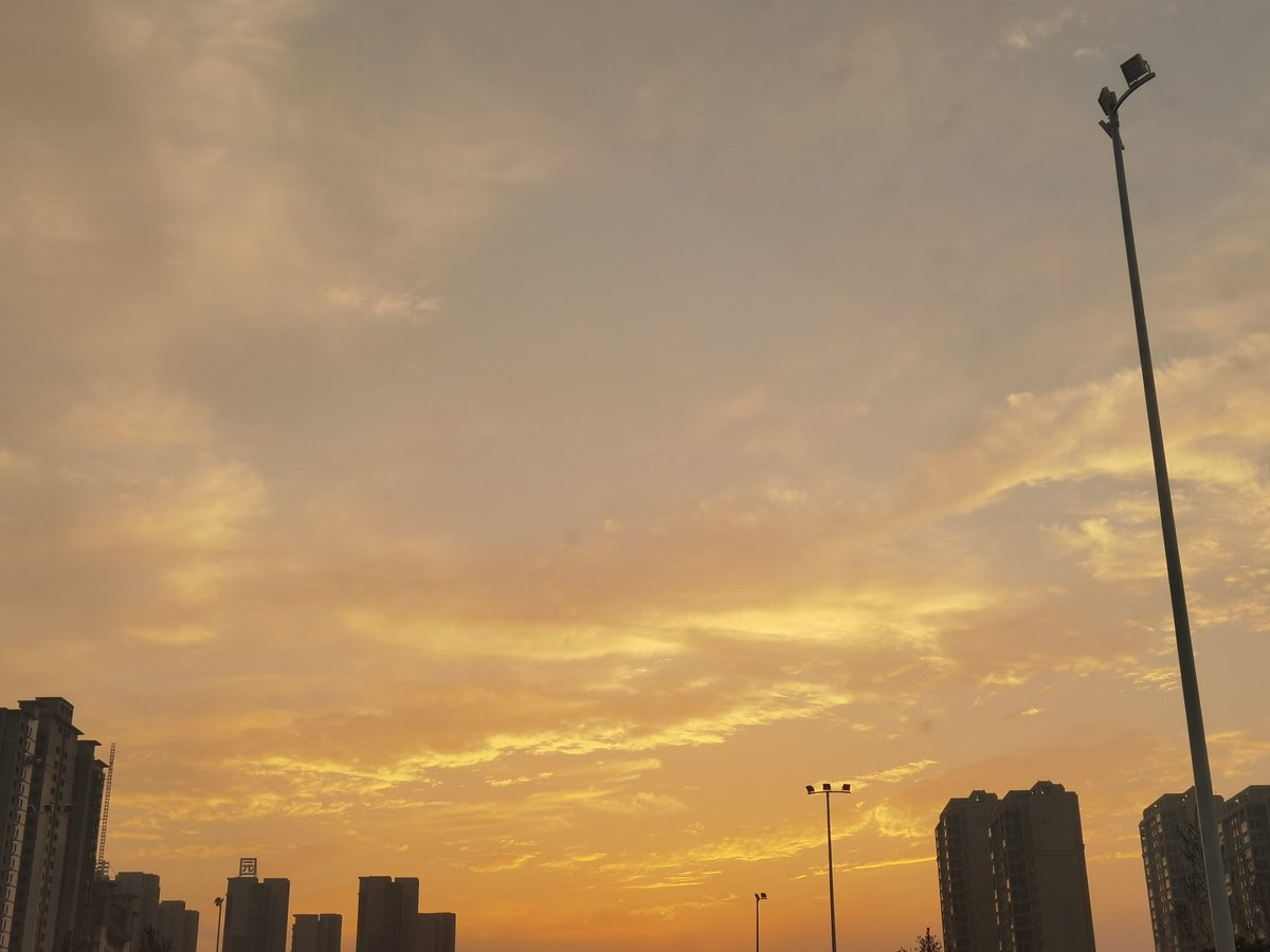 puyangdn's tweet photo. 乌云遮蔽了天空，像那一层纱遮住了你。 https://t.co/C41BUTwNZB