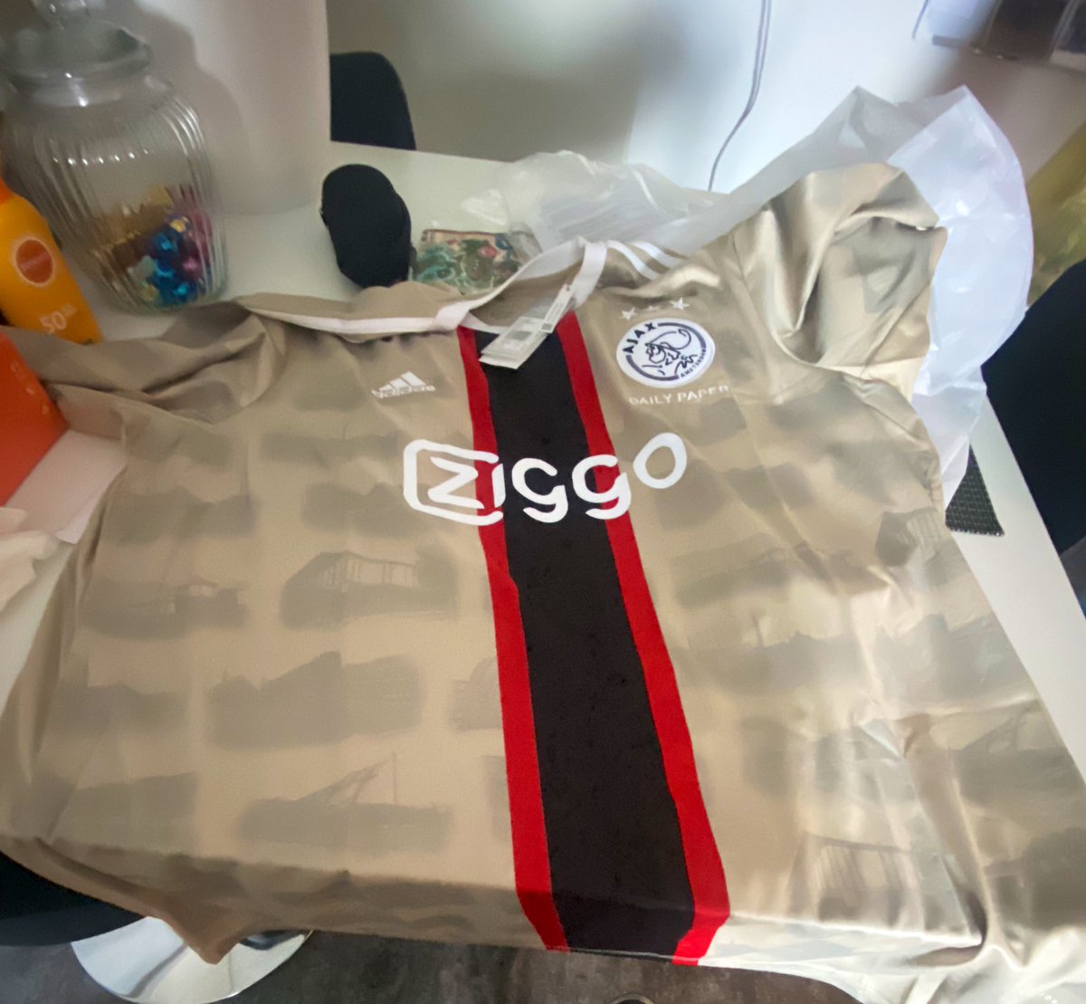 Guppie19833's tweet photo. Kan er niets aan doen, maar vind hem in tegenstelling tot de meeste heel vet. #Ajax #3thkit #dailypaper @dailypaper @AFCAjax vind hem donkerder als op de fotoβs https://t.co/rLRalFxMzC
