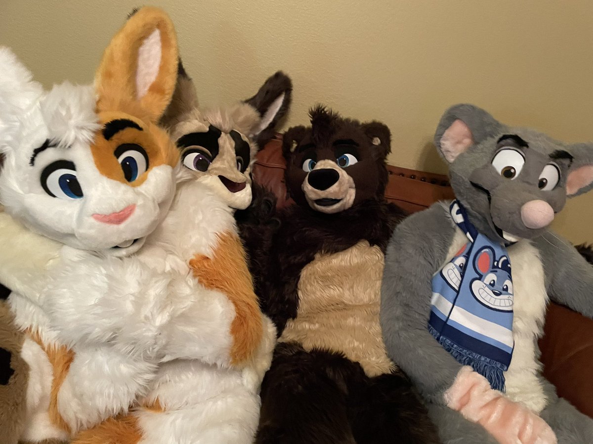 TyTyCub's tweet photo. Life is so precious..remember to hug your friends and keep them close. https://t.co/T76jg5slaz