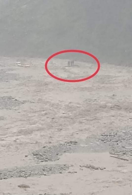 QamarNaseemPak's tweet photo. Tragedy of #Duber lower #Kohistan
Five brothers, five young brothers, can you imagine ! Aye can you?
Five young handsome brothers engulfed by the flood water while they waited 5 hours for help.
For the political elite in Pakistan only 5 votes lost. https://t.co/BxGD7pGSJ6