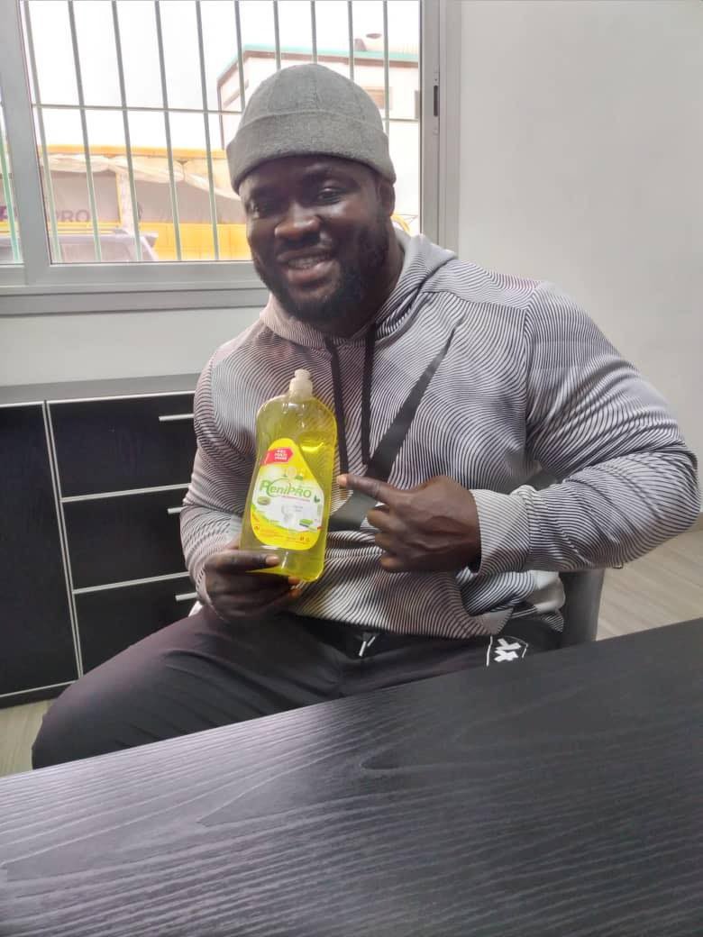 senpenipro's tweet photo. Le Champion Eumeu Sene s'engage auprès de Penipro pour soutenir la réinsertion sociale des détenus.

Yaw nak, loy xaar pour diap si combat bi 
Deviens ambassadeur en utilisant les produits d'hygiène Penipro, qui sont de qualité supérieure https://t.co/IdknMSjd57