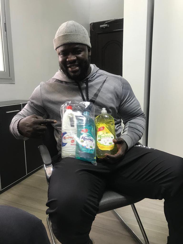 senpenipro's tweet photo. Le Champion Eumeu Sene s'engage auprès de Penipro pour soutenir la réinsertion sociale des détenus.

Yaw nak, loy xaar pour diap si combat bi 
Deviens ambassadeur en utilisant les produits d'hygiène Penipro, qui sont de qualité supérieure https://t.co/IdknMSjd57