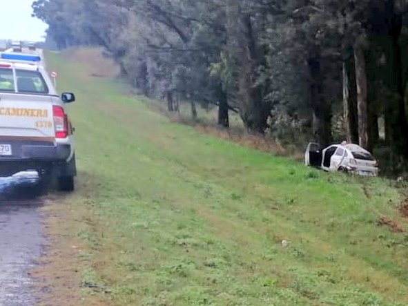 🔴➡️🇺🇾 #AMPLIACIÓN Eran 4 ocupantes, todas mujeres. Dos resultaron ilesas [85 y 11]. Mientras que la conductora de 50 y una menor de 14 resultaron con lesiones siendo trasladadas a Tacuarembó según información de <a href="/DNPCaminera/">Dirección Nacional de Policía Caminera</a>