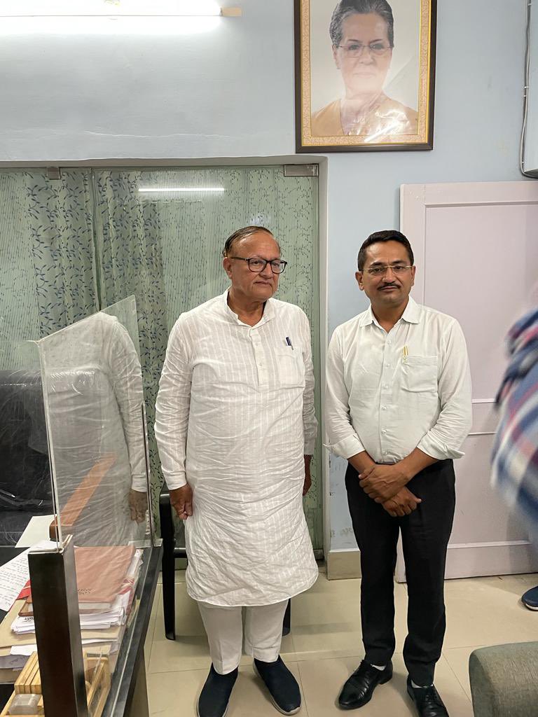 आज़ आदरणीय शिक्षामन्त्री बीडी कल्ला साहब से की मुलाक़ात। सुमेर खटाना रहे साथ।संगठन से सम्बंधित विभिन्न माँगो पर की चर्चा। जल्द होगी काउन्सलिंग व DPC ॥ <a href="/ashokgehlot51/">Ashok Gehlot</a> <a href="/GovindDotasra/">Govind Singh Dotasra</a> <a href="/DrBDKallaINC/">Dr. Bulaki Das Kalla</a> <a href="/nathmaldidel/">NATHMAL DIDEL</a> <a href="/kana_ias/">Kana Ram</a> <a href="/Sos_Sourabh/">Sourabh Swami 🇮🇳</a>