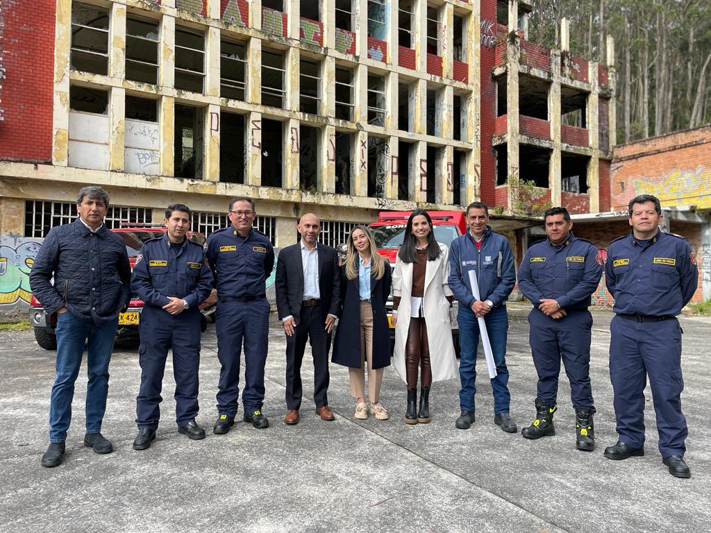 #TeLoContamos Hoy logramos contar con el espacio físico para nuestra Escuela de Formación- Cuerpo Oficial de Bomberos, donde se garantizará el fortalecimiento de las competencias y habilidades de nuestro personal. Ingresa: bomberosbogota.gov.co/noticias/forta…