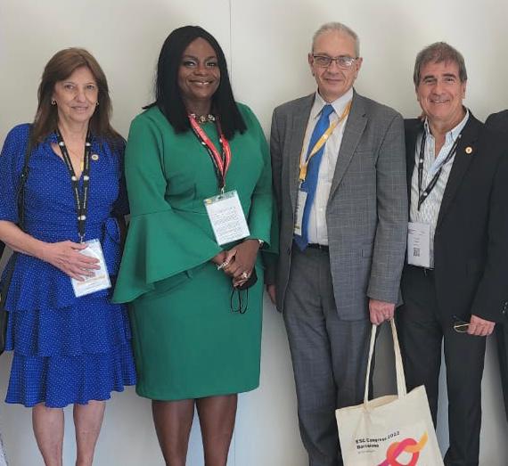 f_cardiologica's tweet photo. AHORA, desde Barcelona! #ESCCongress2022
Reunión institucional: nuestra presidente, Dra. Ana Salvati; presidente actual y presidente electo de @SAC_54, Dres. Hector Deschle y Claudio Majul y la presidente de @American_Heart, Dra. #MichelleAlbert. https://t.co/lIaVLcTueV