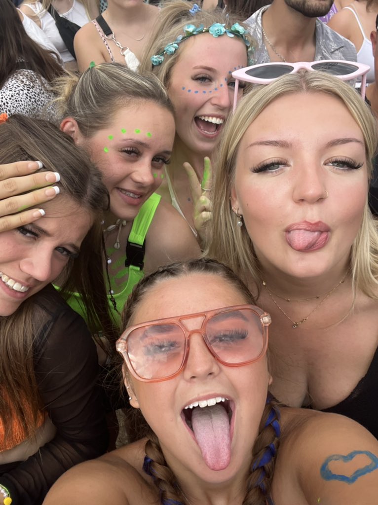 ellsjnx's tweet photo. finally back😝 #NoMusicOnADeadPlanet  #readingfestival #reading #festival love you reading https://t.co/rx15Slw9gu