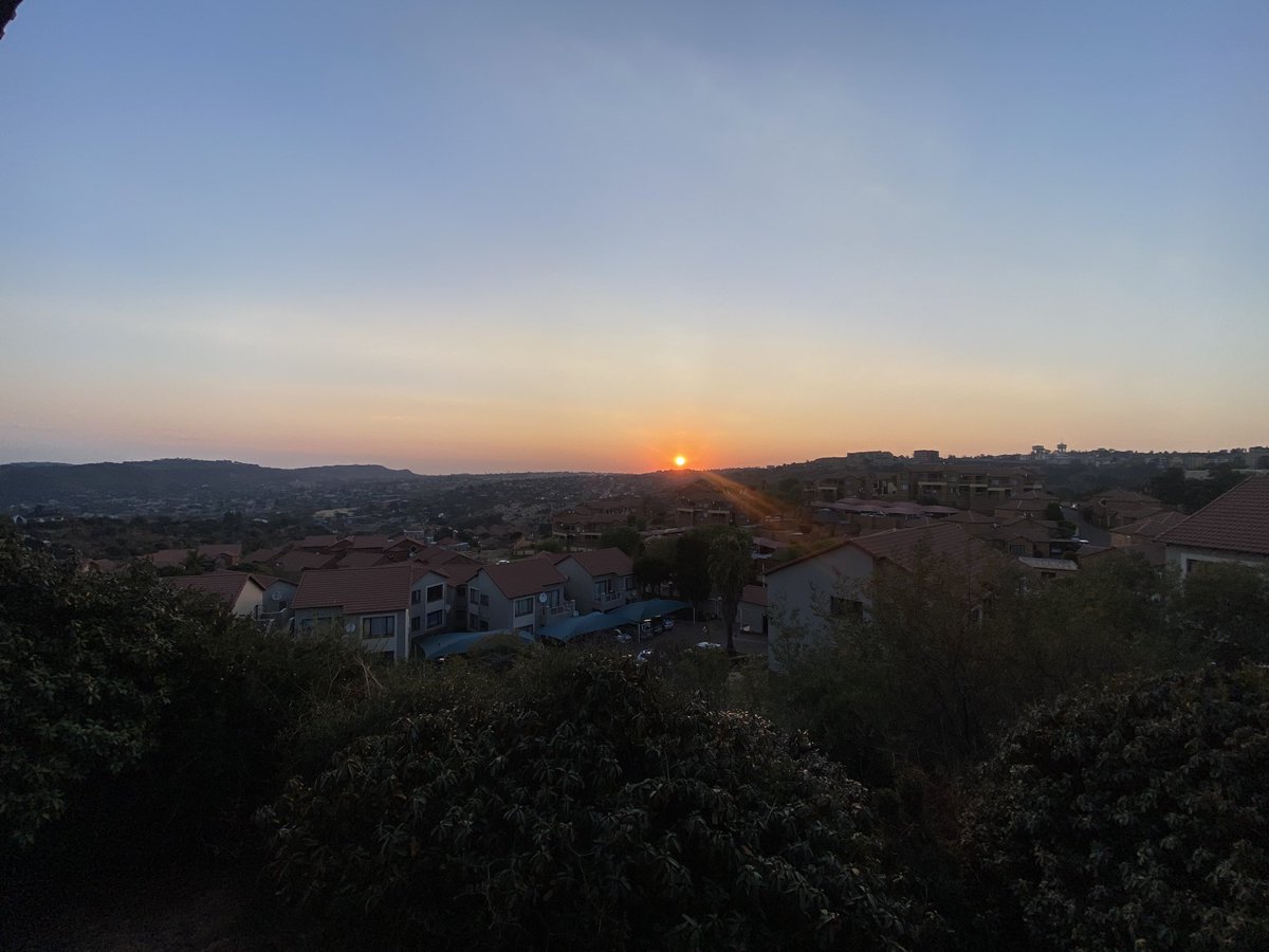 Nosferatu17's tweet photo. Happy sunset Friday! #neompics https://t.co/V9SHFnq6bk