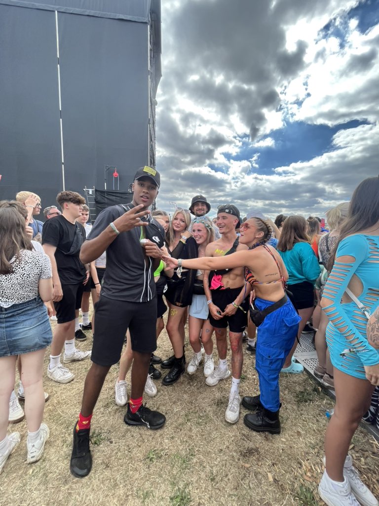 ellsjnx's tweet photo. GET US ON THE SCREEN LOVE YOU READING XXX #NoMusicOnADeadPlanet #readingfestival @officialrandl https://t.co/LqueFYjJaq