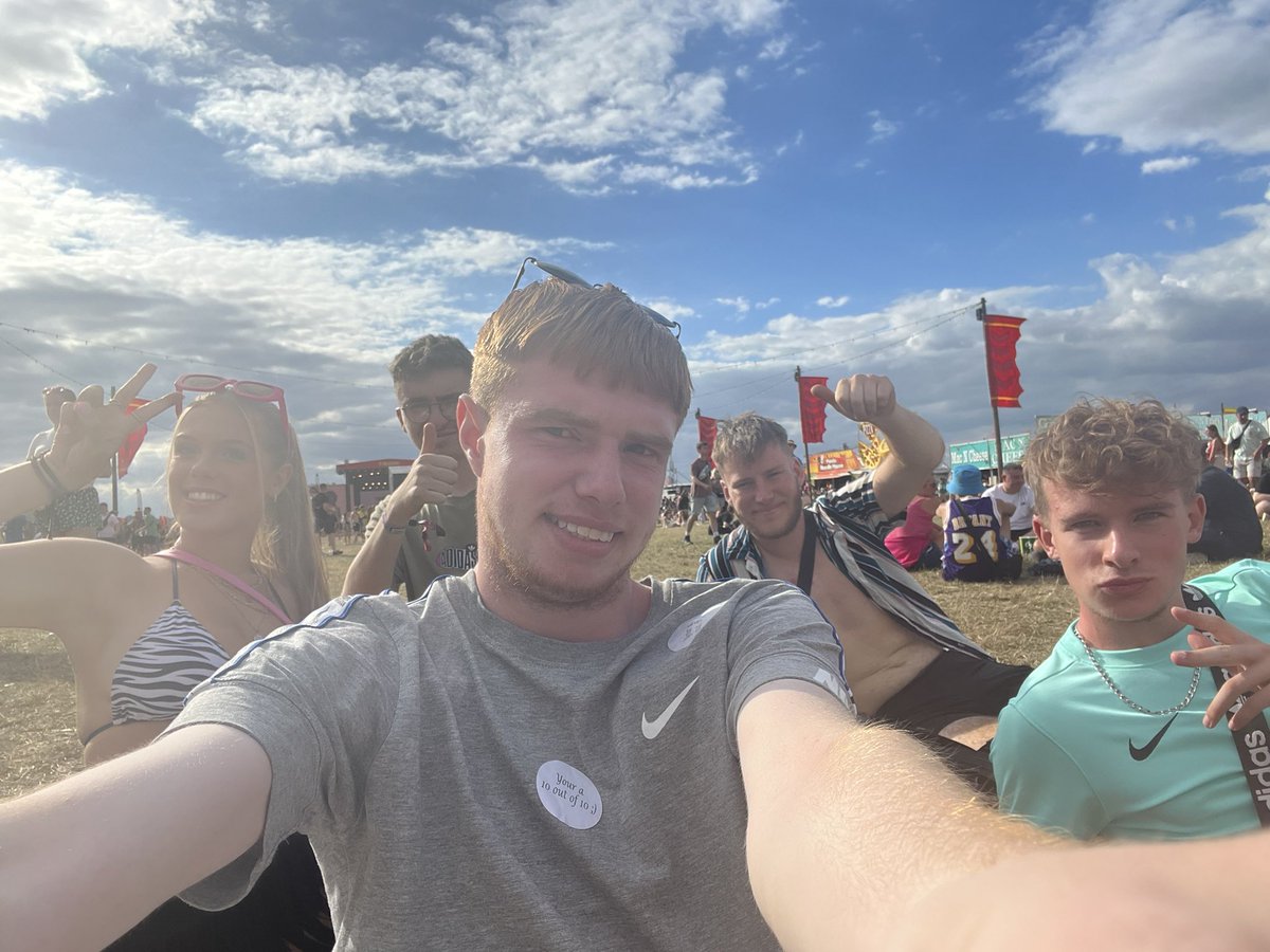 Real_LBennett's tweet photo. We at readinggg! #readingfestival https://t.co/D59ak6pP2N