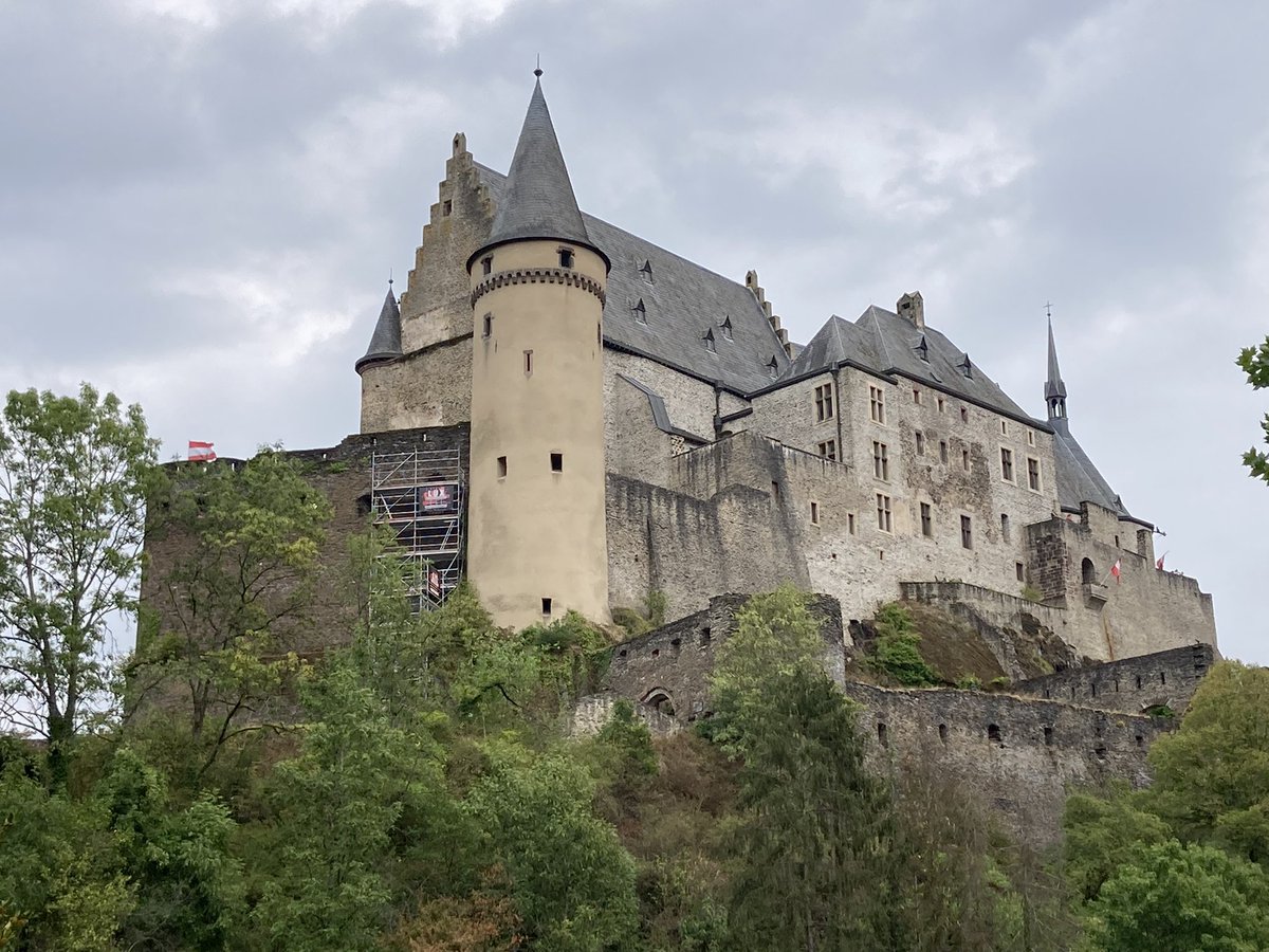euro_tour's tweet image. ルクセンブルク(ルクセンブルク)。
今日は、バスを乗り継ぎヴィアンデンへ。曇り空。一時小雨。
本日の風景より①
ヴィアンデン城。
11世紀に建てられたヴィアンデン伯の居城。
