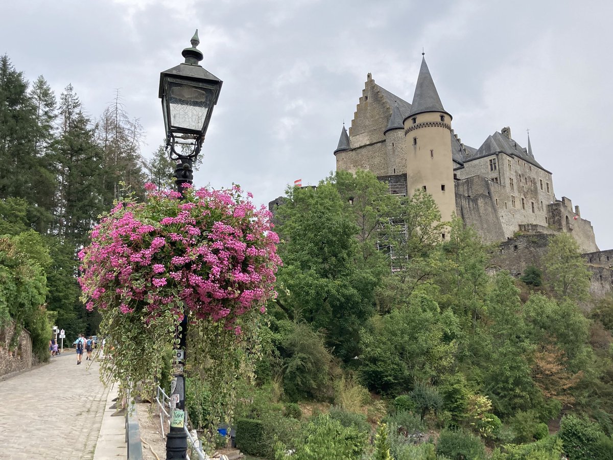 euro_tour's tweet image. ルクセンブルク(ルクセンブルク)。
今日は、バスを乗り継ぎヴィアンデンへ。曇り空。一時小雨。
本日の風景より①
ヴィアンデン城。
11世紀に建てられたヴィアンデン伯の居城。