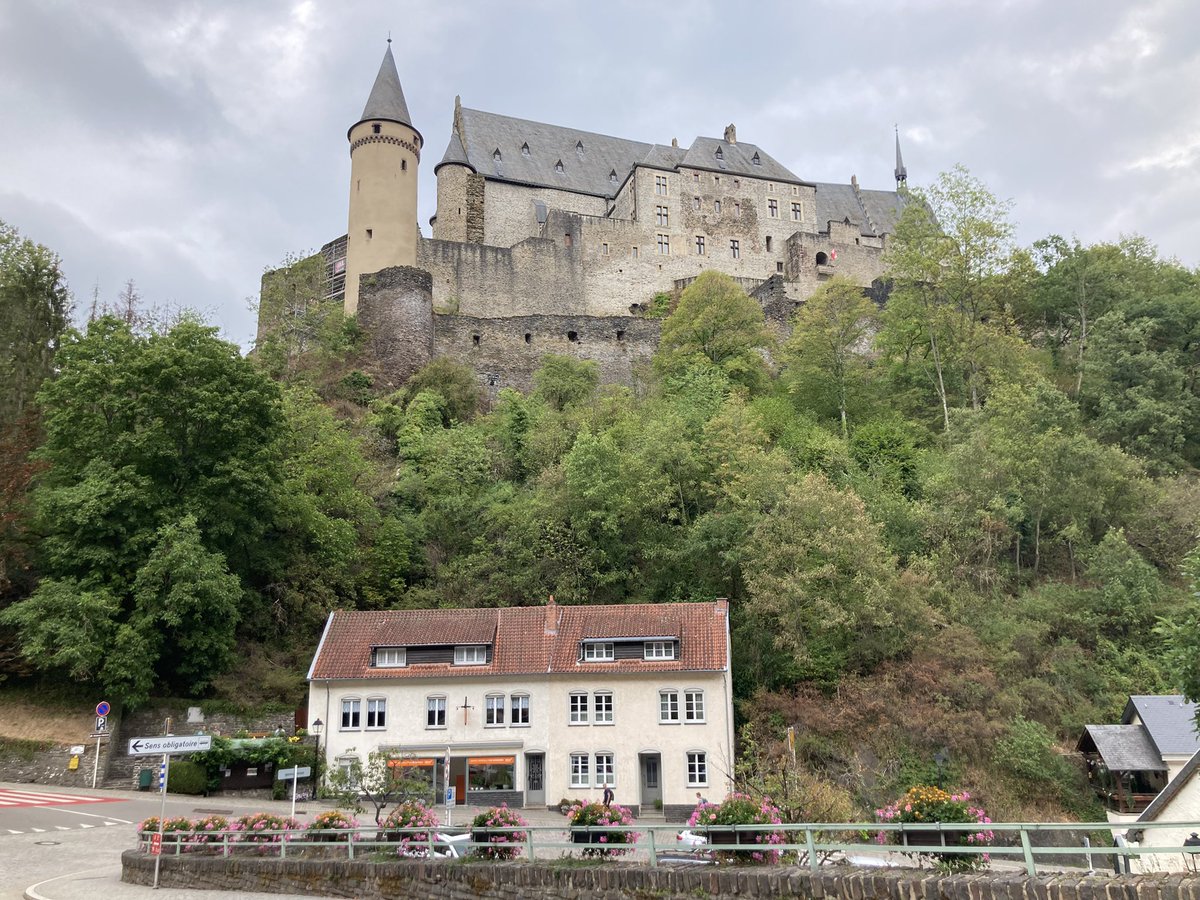 euro_tour's tweet image. ルクセンブルク(ルクセンブルク)。
今日は、バスを乗り継ぎヴィアンデンへ。曇り空。一時小雨。
本日の風景より①
ヴィアンデン城。
11世紀に建てられたヴィアンデン伯の居城。