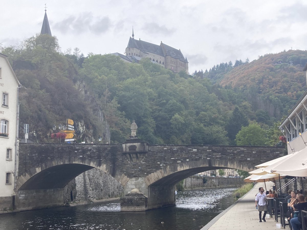 euro_tour's tweet image. ルクセンブルク(ルクセンブルク)。
今日は、バスを乗り継ぎヴィアンデンへ。曇り空。一時小雨。
本日の風景より①
ヴィアンデン城。
11世紀に建てられたヴィアンデン伯の居城。