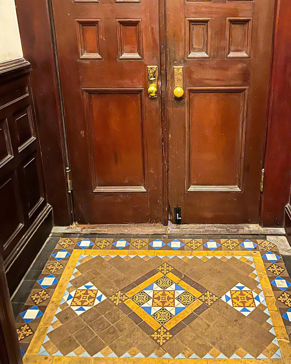 sidewalk_realty's tweet photo. Phenomenal spacious historic Upper West Side apartment for $9000 in a rare Rafael Guastavino Moreno designed brownstone! #sidewalkrealty #upperwestside #rental https://t.co/gKJc4B1Qlu