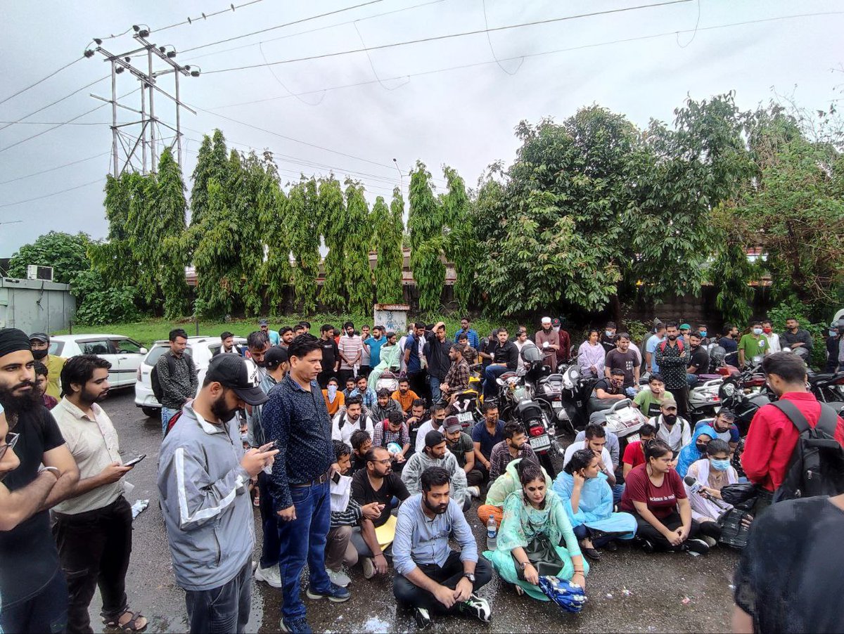 SHIVALI87821095's tweet photo. @Kirti_Dubey07 
Mam we FAA selectees on roads from past 45days for our selection list but  administration is not listening to us and ruining our future and  now we are physically, emotionally and financially drained. Please mam raise our issue we have high hopes on you🙏. https://t.co/M2aRcqqnyi