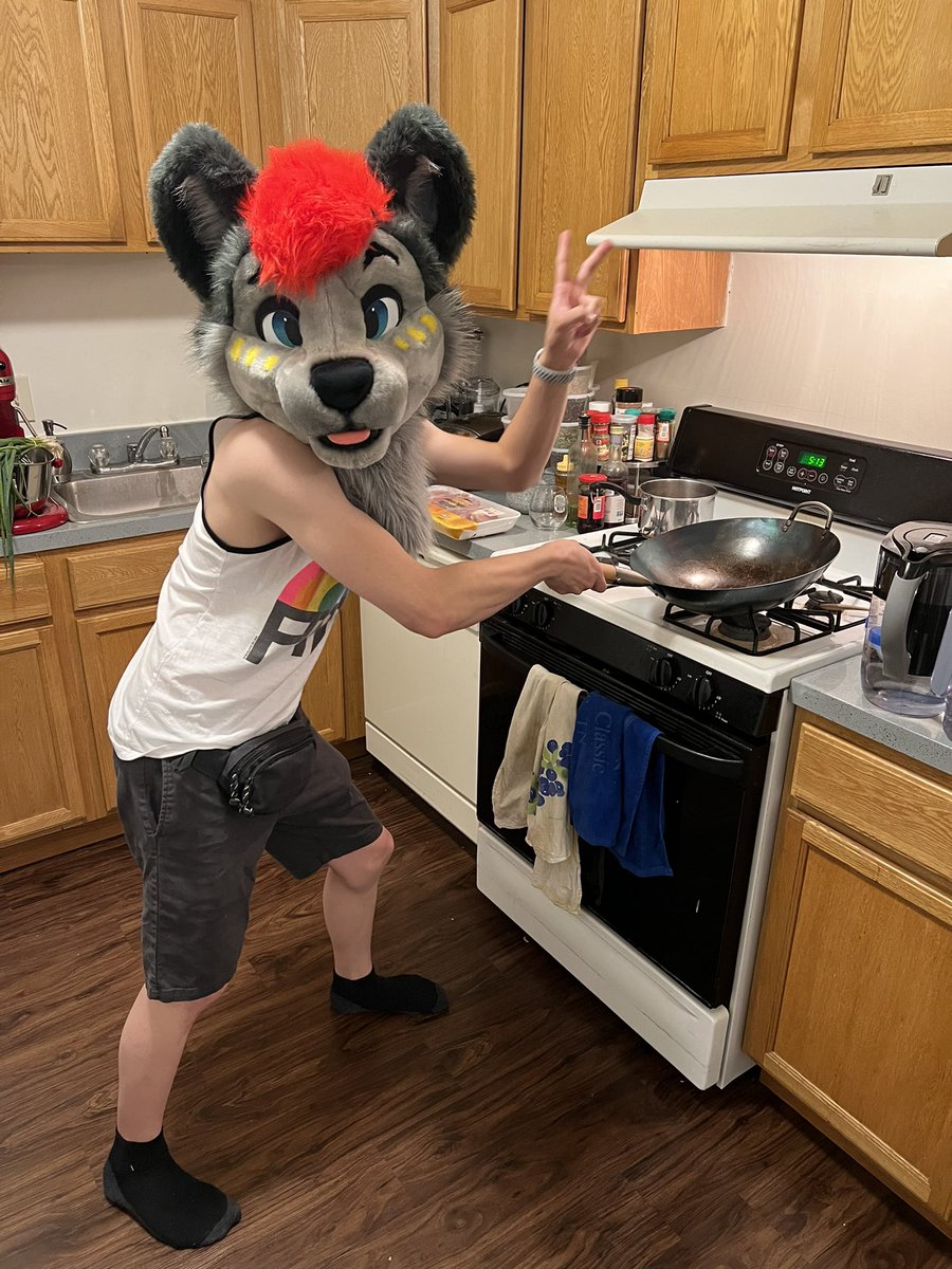 JTwusky's tweet photo. Today I’m doing my first cooking stream with @Dark_Wizzy_ for #FursuitFriday! We’re making jalapeño bacon Mac and cheese at 6PM EDT! Come stop by for it uwu 

Link: https://t.co/WlKv9a4KnI https://t.co/GJSc5KYid4