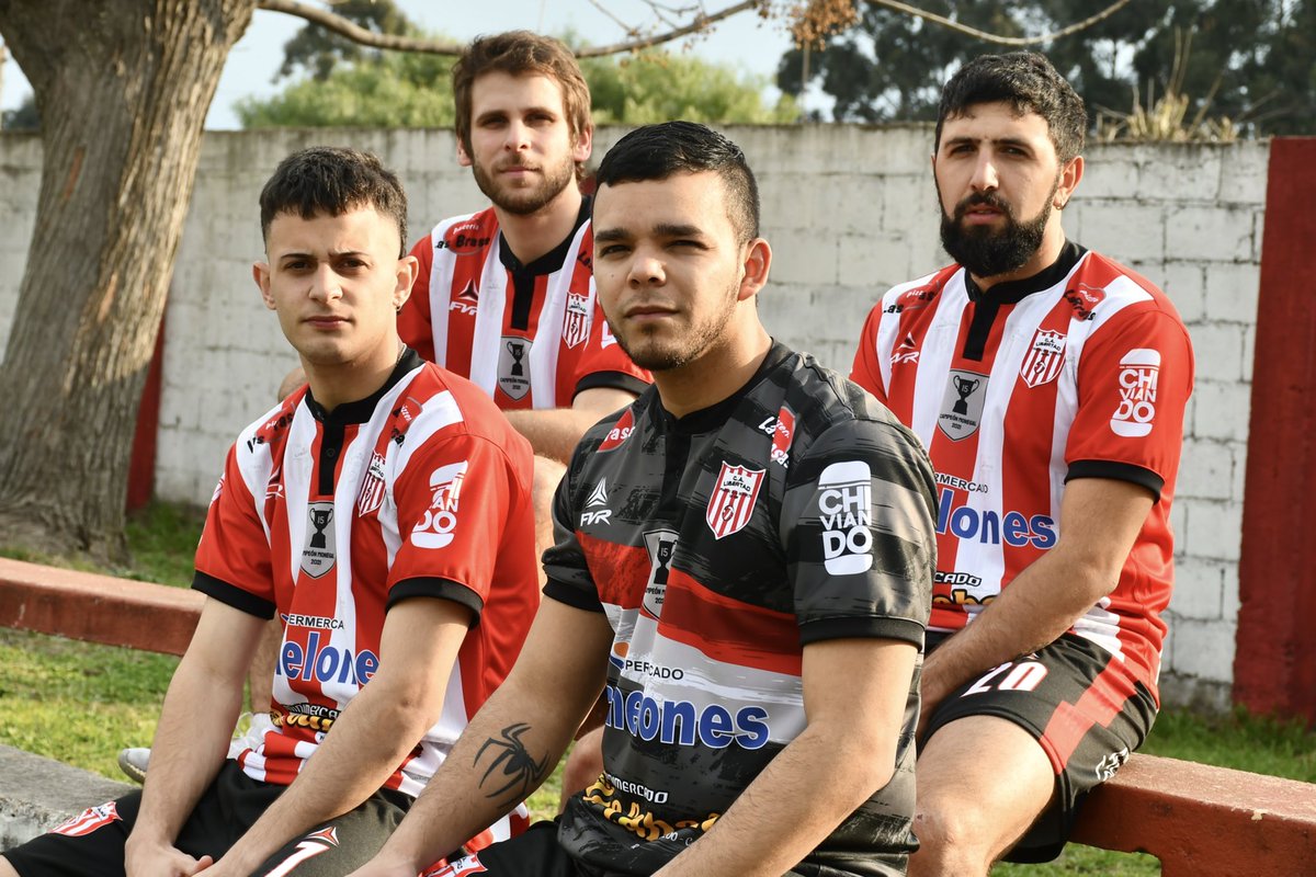 decanocanario's tweet photo. 5️⃣ hinchas del 𝔊𝔩𝔬𝔯𝔦𝔬𝔰𝔬 𝔏𝔦𝔟𝔢𝔯𝔱𝔞𝔡 mirándose 👀 https://t.co/hSuaWOqeVD