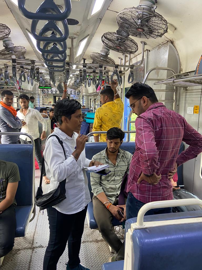 RatlamDRM's tweet photo. 26.08.2022 को वाणिज्य विभाग रतलाम मंडल के नेतृत्व में इंदौर के पास एंबुश चेक के दौरान 150 बिना टिकट यात्रियों से 61,700/- का जुर्माना वसूला गया। इस एंबुश चेक में 8 टिकट चेकिंग स्टाफ एवं 3 आरपीएफ स्टाफ द्वारा मेमू, डेमू एवम मेल/एक्सप्रेस सहित लगभग 13 गाड़ियों को चेक किया गया। https://t.co/odVh4CQxbh