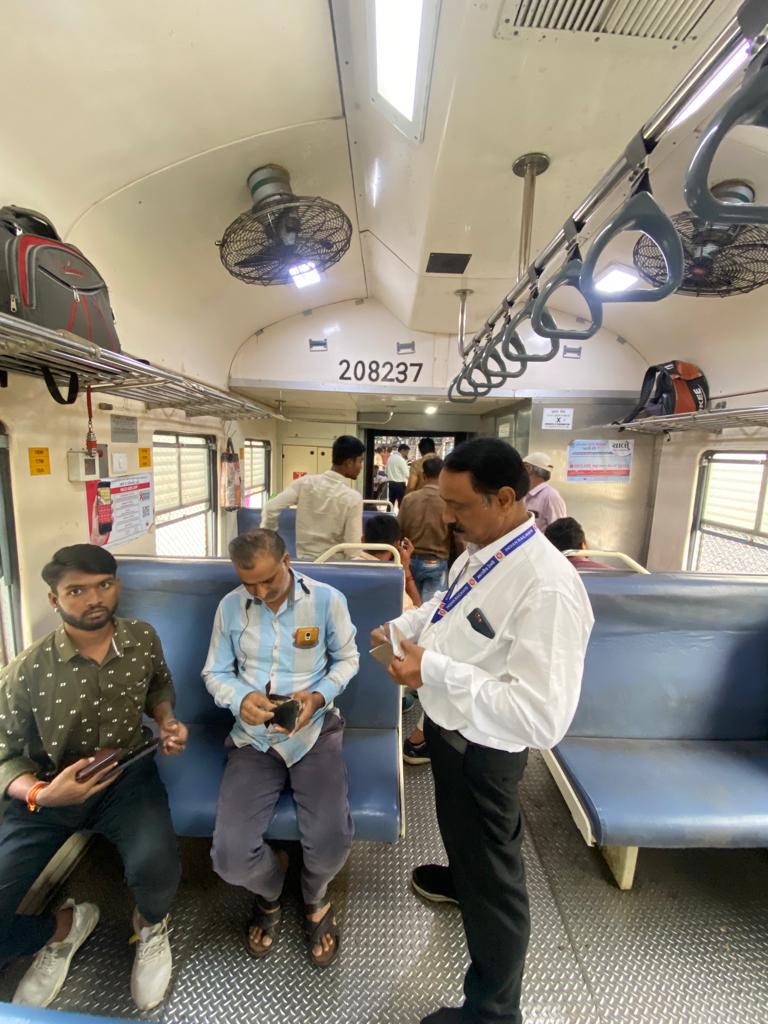 RatlamDRM's tweet photo. 26.08.2022 को वाणिज्य विभाग रतलाम मंडल के नेतृत्व में इंदौर के पास एंबुश चेक के दौरान 150 बिना टिकट यात्रियों से 61,700/- का जुर्माना वसूला गया। इस एंबुश चेक में 8 टिकट चेकिंग स्टाफ एवं 3 आरपीएफ स्टाफ द्वारा मेमू, डेमू एवम मेल/एक्सप्रेस सहित लगभग 13 गाड़ियों को चेक किया गया। https://t.co/odVh4CQxbh