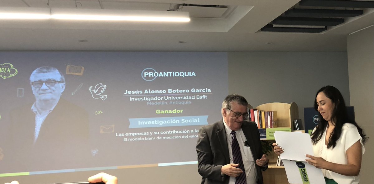 cesaretamayo's tweet photo. Recibe el premio Nicanor Restrepo Santamaría de @proantioquia1 nuestro profesor de @FEG_EAFIT Jesus Botero, por el proyecto Bien+ sobre valor publico de las compañías en el que participaron @alegp1 @ihurtador @Sandragaitanr Mery Tamayo, Luz María Rivas, @mariova11 @HdPta y otros. https://t.co/NDEcTAIxoA