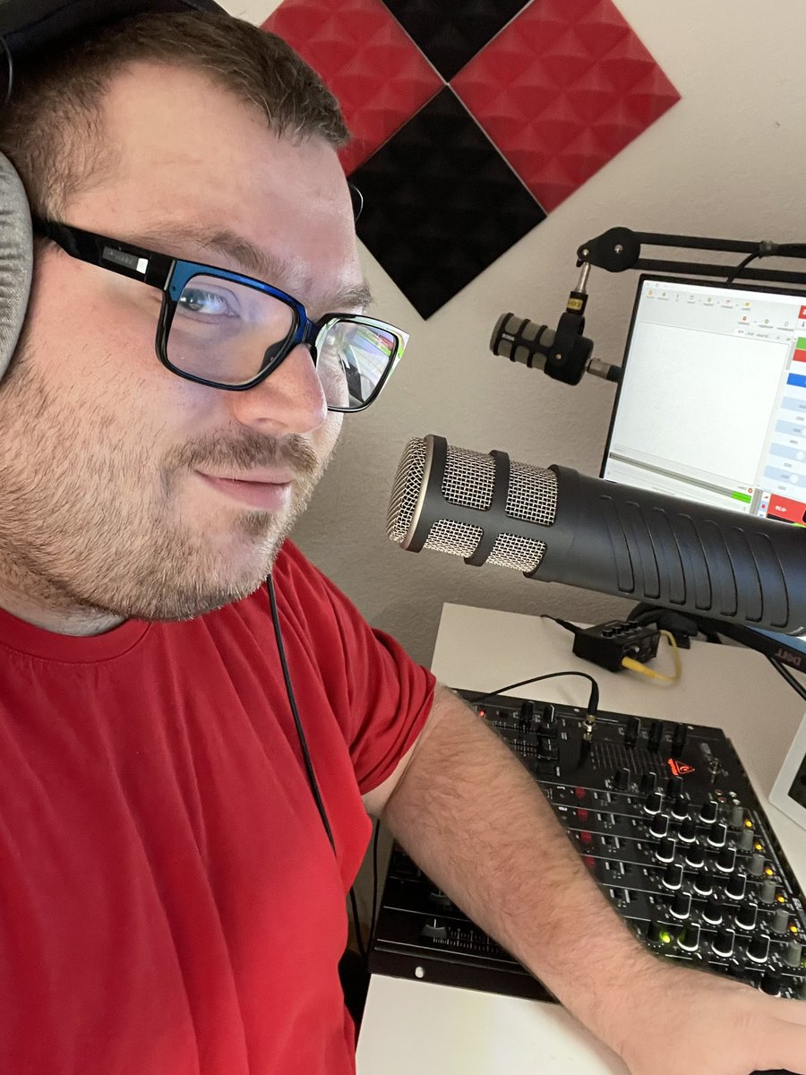jp_im_radio's tweet photo. Gleich um 18 Uhr bei @hitradioDE am Mikrofon. Ab geht's ins Wochenende. #radiomoderator #moderator #radiodj #radiostudio #microphone @RodeGermany @Behringer https://t.co/y1Fn0KoXF2