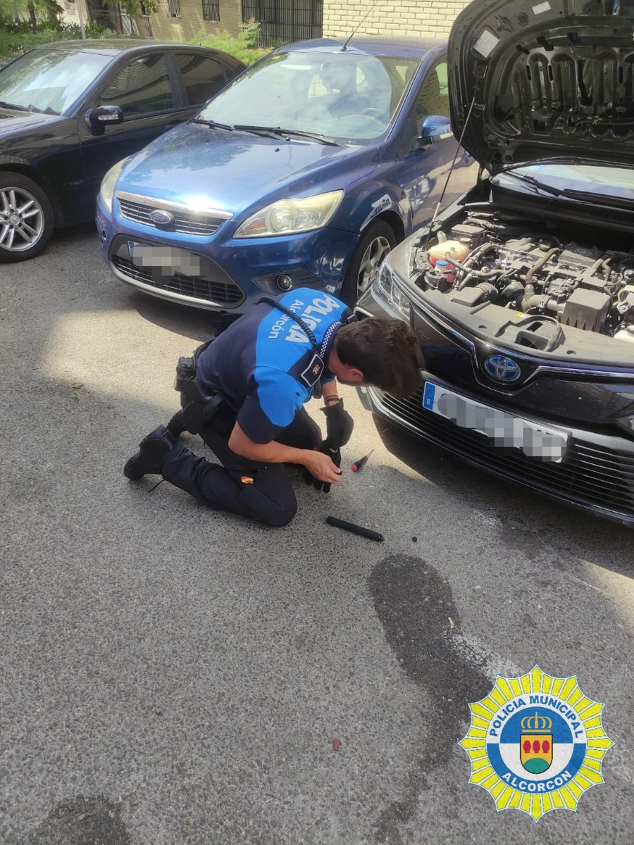 PoliciaAlcorcon's tweet photo. 👉 C/Vizcaya

📲 Nos informan de gato atrapado en motor de vehículo.

😻La generosidad del dueño del coche y la maña de los compañeros, permite que el gato sea liberado desmontando  el paragolpes.

We💙Animals https://t.co/7i6TGD2i14