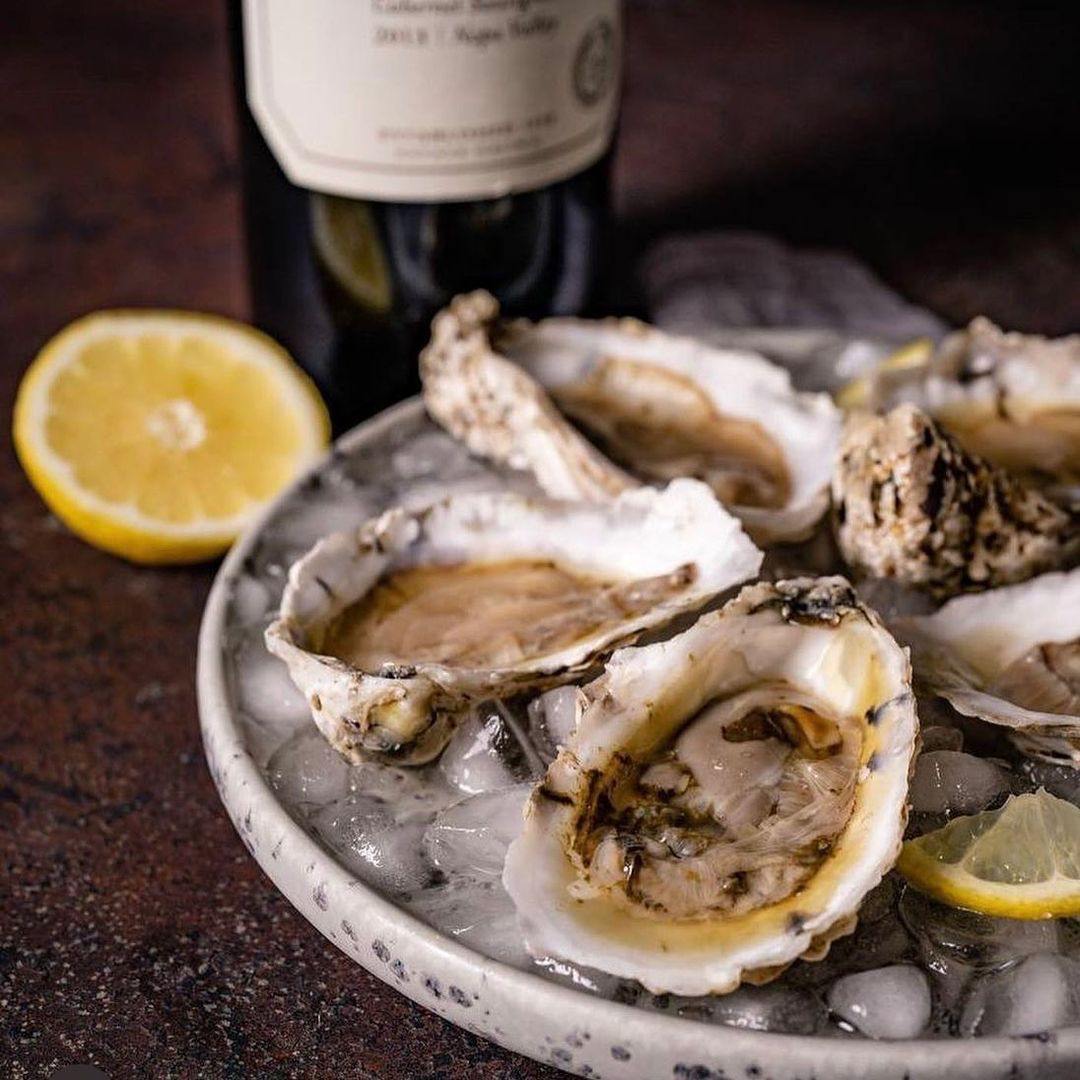When life gives you lemons, spritz them over fresh oysters. We're big fans of this clever use of our Nara Spotted Light plate. The straight walls keep ice in place for a delicious collaboration between foodsinmyheart and happyoystersva on IG.
