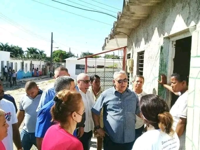 MincinCuba's tweet photo. Luis Antonio Torres Iribar, Primer Secretario del Partido en La Habana recorrió el barrio El Moro, allí pudo constatar la reparación realizada a la unidad 1056 "Complejo El Pueblo". 
#VamosConTodo #SomosComercio #CubaViveYTrabaja https://t.co/SrBTz7grIo