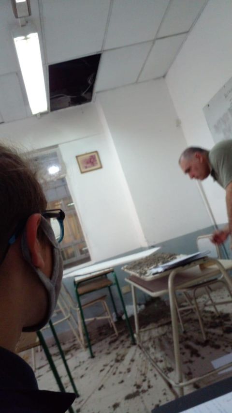 Merlo_Real's tweet photo. SE CAYÓ UN PEDAZO DE TECHO DE UNA ESCUELA Y DE MILAGRO NO LASTIMÓ A NADIE

Sucedió en un aula de la Escuela Técnica N° 1. “Los chicos justo estaban entrando, ni sacaron la cartuchera que el techo se les cayó”, cuenta un alumno. De milagro no hubo ningún herido. https://t.co/F7zTyeHt8C