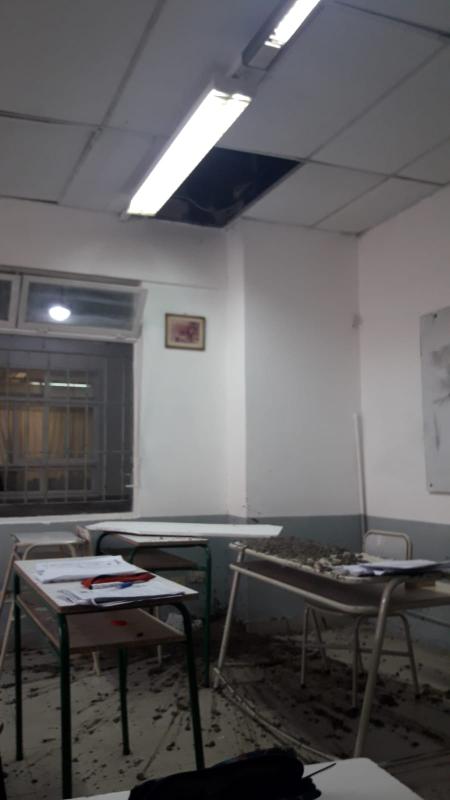 Merlo_Real's tweet photo. SE CAYÓ UN PEDAZO DE TECHO DE UNA ESCUELA Y DE MILAGRO NO LASTIMÓ A NADIE

Sucedió en un aula de la Escuela Técnica N° 1. “Los chicos justo estaban entrando, ni sacaron la cartuchera que el techo se les cayó”, cuenta un alumno. De milagro no hubo ningún herido. https://t.co/F7zTyeHt8C
