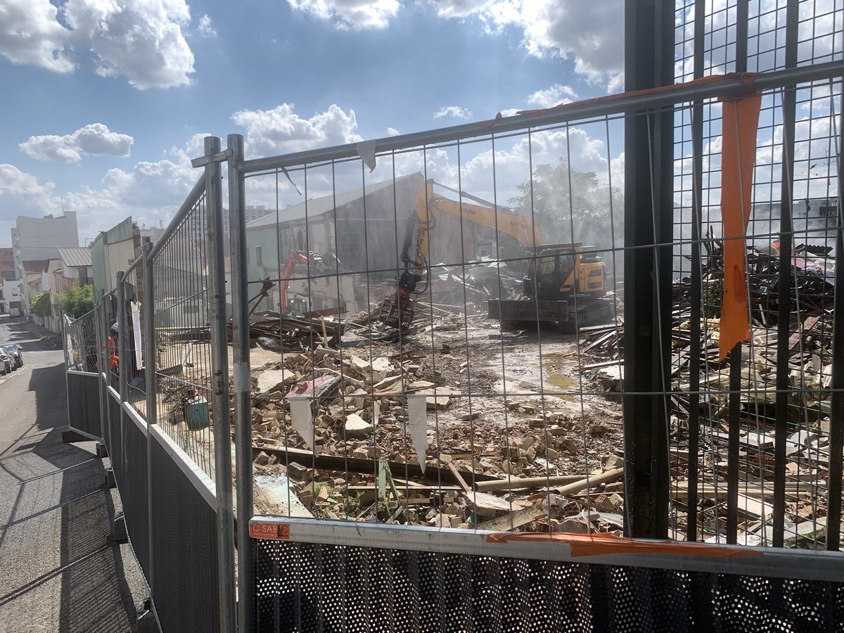 l_UsineVerte's tweet photo. Aucune protection pour les travailleurs et les usagers du quartier #snem #montreuil #misendanger #pollution https://t.co/eGPt4acN7T